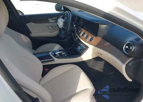 2017 Mercedes-Benz E 300 z USA, uszkodzony, nr VIN WDDZF4JB3HA257369